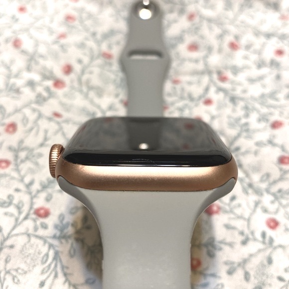 Apple Watch Series 4 Rose Gold 44mm - Picture 7 of 8